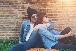 jeune couple hipster passe du temps à sortir ensemble. photo