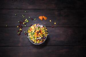 salade fraîche au maïs et mélangée sur la vue de dessus de fond en bois. nourriture saine. photo