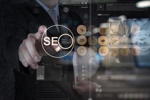 double exposition de la main d'un homme d'affaires montrant l'optimisation des moteurs de recherche seo photo