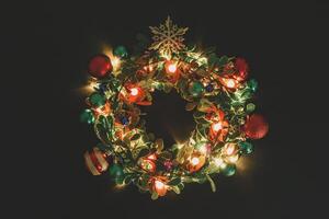 salutation saison concept.guirlande de noël avec lumière décorative sur fond de bois foncé photo