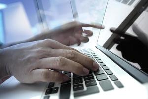 double exposition de la main de l'homme d'affaires travaillant sur un ordinateur portable à écran blanc sur un bureau en bois comme concept photo
