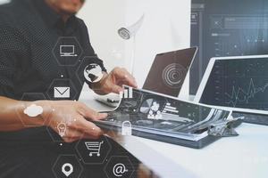 homme d'affaires travaillant avec un téléphone intelligent et une tablette numérique et un ordinateur portable et un document dans un bureau moderne photo