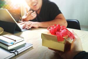 Donner des cadeaux.concepteur créatif d'affaires donnant à son collègue un cadeau de Noël au bureau, effet de film de filtre photo