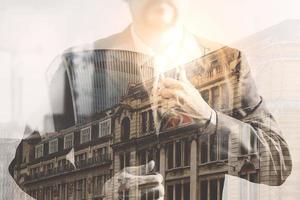 Double exposition du succès homme d'affaires tenant une cravate avec le bâtiment de Londres, bigben, vue de face, effet de filtre photo