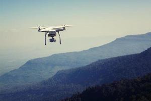 drone volant avec caméra sur la montagne photo