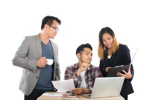 portrait de partenaires commerciaux discutant de documents et d'idées lors d'une réunion au bureau isolé sur fond blanc. photo