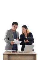 jeune femme d'affaires debout avec son patron conversation sur l'entreprise au bureau isolé sur fond blanc. photo