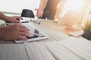 deux collègues architecte d'intérieur discutant de données et d'une tablette numérique et d'un ordinateur portable avec un échantillon de matériel sur un bureau en bois en tant que concept photo