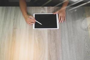 vue de dessus de la main du designer travaillant avec une tablette numérique sur un bureau en bois en tant que concept de conception web réactif photo