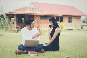 jeune couple d'éducation lisait à l'extérieur et par beau temps. et ils sont heureux, concept de style de vie. photo