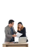 jeune femme d'affaires debout avec son patron conversation sur l'entreprise au bureau isolé sur fond blanc. photo