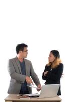 jeune femme d'affaires debout avec son patron conversation sur l'entreprise au bureau isolé sur fond blanc. photo