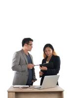 jeune femme d'affaires debout avec son patron conversation sur l'entreprise au bureau isolé sur fond blanc. photo