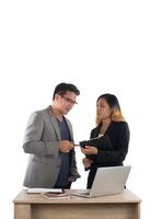 jeune femme d'affaires debout avec son patron conversation sur l'entreprise au bureau isolé sur fond blanc. photo