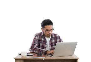 jeune homme d'affaires travaillant sur ordinateur portable isolé sur fond blanc. photo