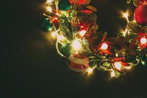 salutation saison concept.guirlande de noël avec lumière décorative sur fond de bois foncé photo