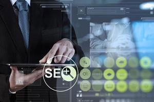 double exposition de la main d'un homme d'affaires montrant l'optimisation des moteurs de recherche seo photo