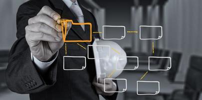 L'ingénieur dessine une icône de dossier vierge sur un ordinateur à écran tactile photo