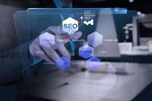 main d'homme d'affaires montrant l'optimisation des moteurs de recherche seo photo