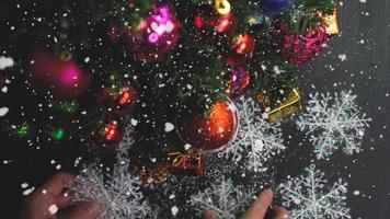 concept de saison de salutation.réglage à la main d'ornements sur un arbre de noël avec lumière décorative photo