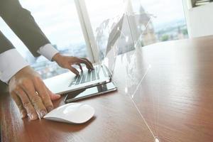 main d'homme d'affaires travaillant sur un ordinateur portable avec un diagramme de médias sociaux et un graphique graphique sur un bureau en bois en tant que concept photo