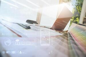 espace de travail de concepteur avec ordinateur portable et téléphone intelligent et tablette numérique avec couche de diagramme de conception numérique sur un bureau en bois en tant que concept de conception Web réactif photo