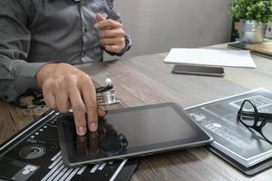 médecin travaillant avec un ordinateur tablette numérique avec un téléphone intelligent dans un bureau d'espace de travail médical et une vidéoconférence en tant que concept photo
