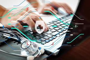 Médecin travaillant avec un ordinateur portable dans le bureau de l'espace de travail médical comme concept photo