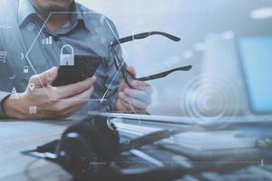 cybersécurité internet et concept de mise en réseau. main d'homme d'affaires travaillant avec l'icône de cadenas d'écran vr téléphone mobile sur fond d'ordinateur photo