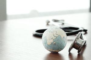 macro de studio d'un stéthoscope et d'un globe de texture avec ddl peu profond uniformément apparié abstrait en tant qu'éléments de concept de réseau médical de cette image fournie par la nasa photo