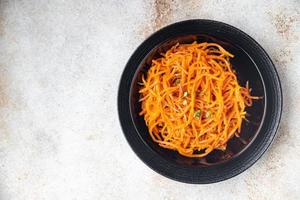 salade de carottes fraîches légumes repas sains nourriture végétalienne ou végétarienne photo