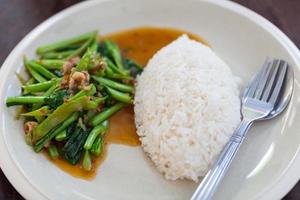 riz au poisson salé chou frisé photo