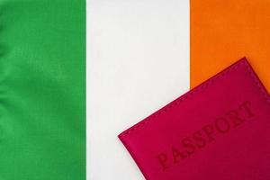 sur le fond du drapeau de l'irlande se trouve un passeport. photo