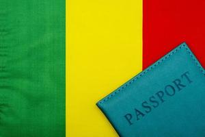 sur le fond du drapeau du mali se trouve un passeport. photo