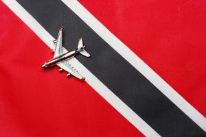 avion au-dessus du drapeau de trinité-et-tobago le concept de voyage et de tourisme. photo