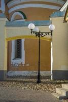 réverbère contre les murs jaunes de la vieille maison photo