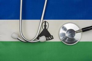 drapeau du lesotho et stéthoscope. la notion de médecine. photo