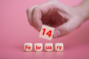 le symbole de la saint-valentin le 14 février. un bloc de bois avec l'inscription le 14 février. photo