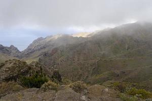 nuages sur les montagnes de l'île de tenerife. photo