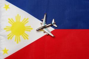 avion au-dessus du drapeau des philippines le concept de voyage et de tourisme. photo