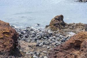 rochers et vue latérale sur la mer de l'île de tenerife. photo