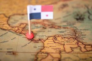 le drapeau du panama sur la carte du monde. photo