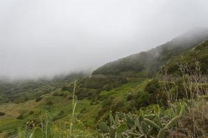 nuages sur les montagnes de l'île de tenerife. photo