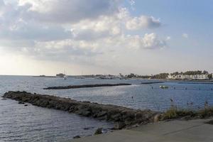 la vue sur la mer depuis la ville de paphos, chypre. photo