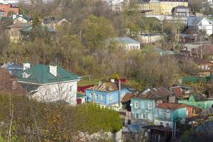 vieilles maisons en bois dans la région de vladimir. photo