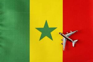 avion au-dessus du concept de voyage drapeau du sénégal. photo