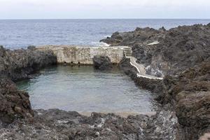 littoral avec des pierres sur l'île de tenerife. photo