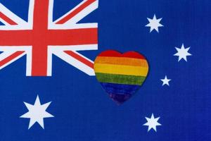 le drapeau de l'australie et le coeur sous la forme d'un drapeau lgbt. photo
