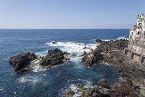 vue sur les rochers et la mer d'en haut. photo