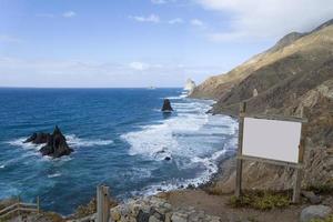 plage de sable noir en espagne sur l'île de tenerife. photo